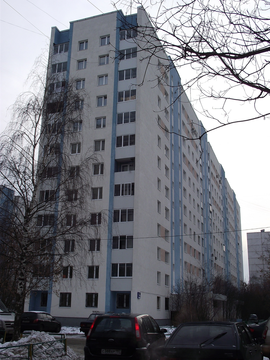 Дом серии П-30 на улице Академика Бочвара в бело-голубом цвете, 1984 год постройки. В торце видны два окна и две лоджии. Фото отсюда: https://vk.com/tiparh.