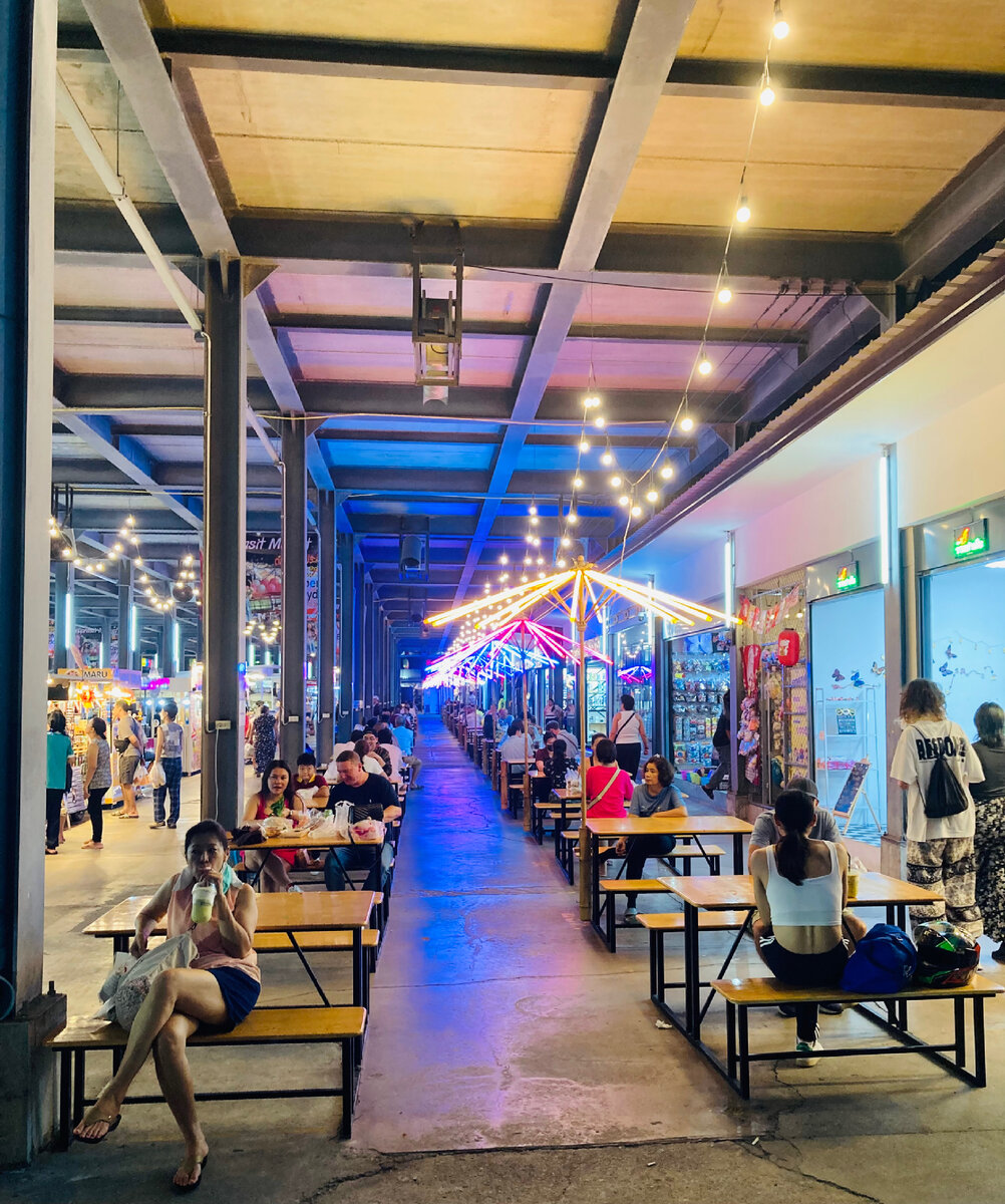 Весьма комфортная зона, где можно не выходя из гущи событий, поесть и отдохнуть. Фото автора