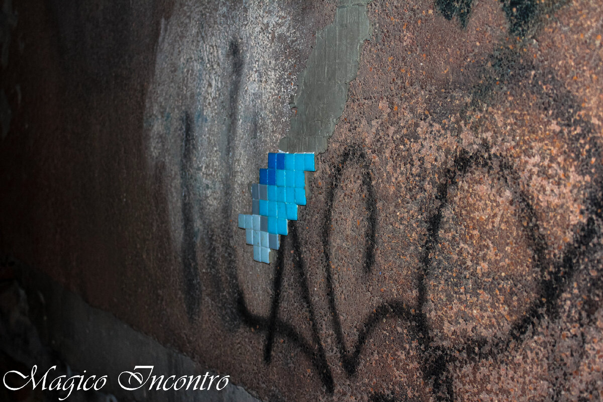 Недоделали, отвалилось, сойдёт и так, это же Венеция :-)