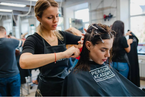 Студенты работают с моделями-клиентами. Источник: школа Персона