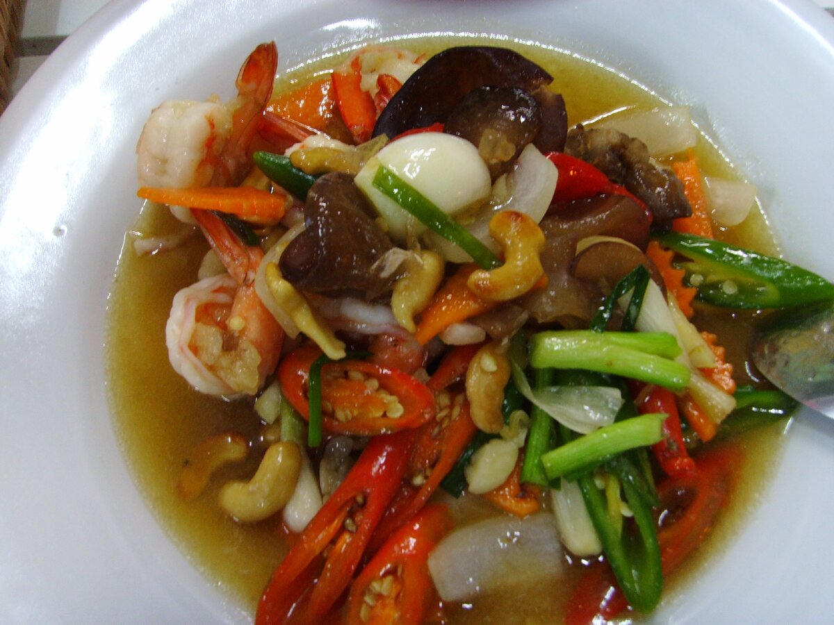 Рагу с овощами,кальмаром и креветками.