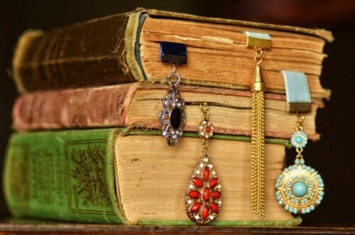 Вы можете вкладывать закладки, а многие появляются сами, отмечая места правок, границы предложений, прыжки по тексту и многое другое.