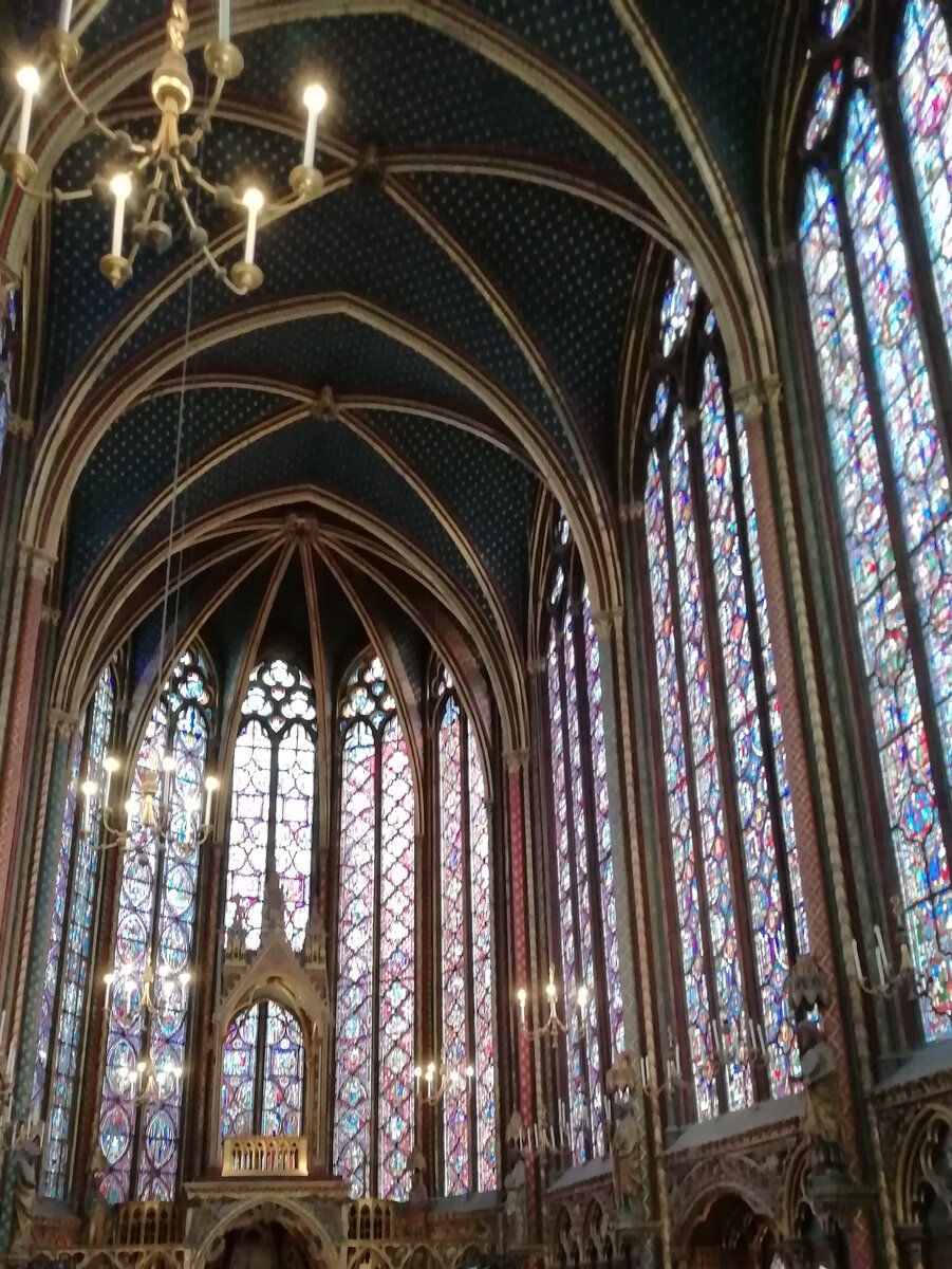 Витражи готического храма в Париже. Фото моё