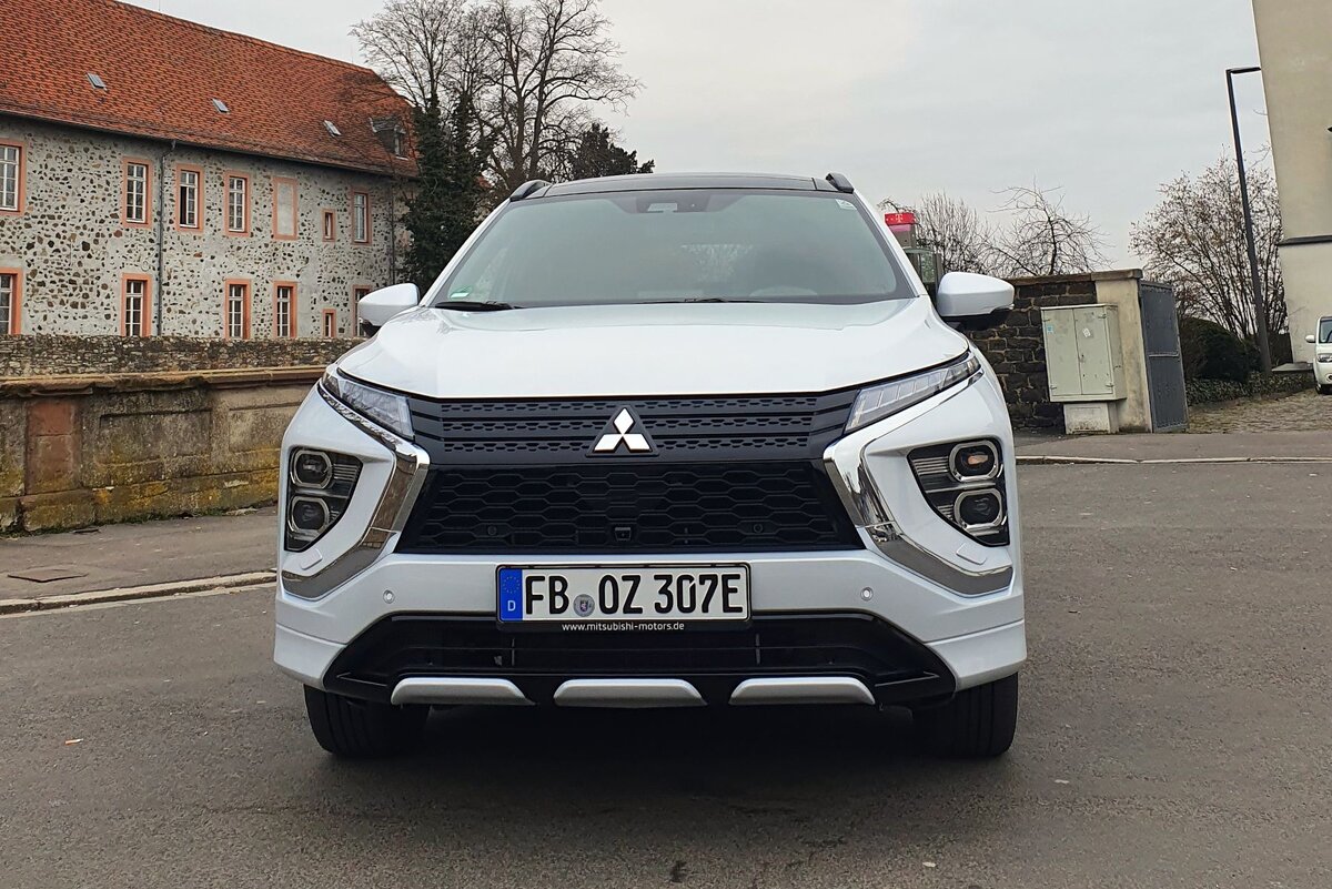 Решетка радиатора, бамперы и световая графика фар Mitsubishi Eclipse Cross Plug-in Hybrid модернизированы. 