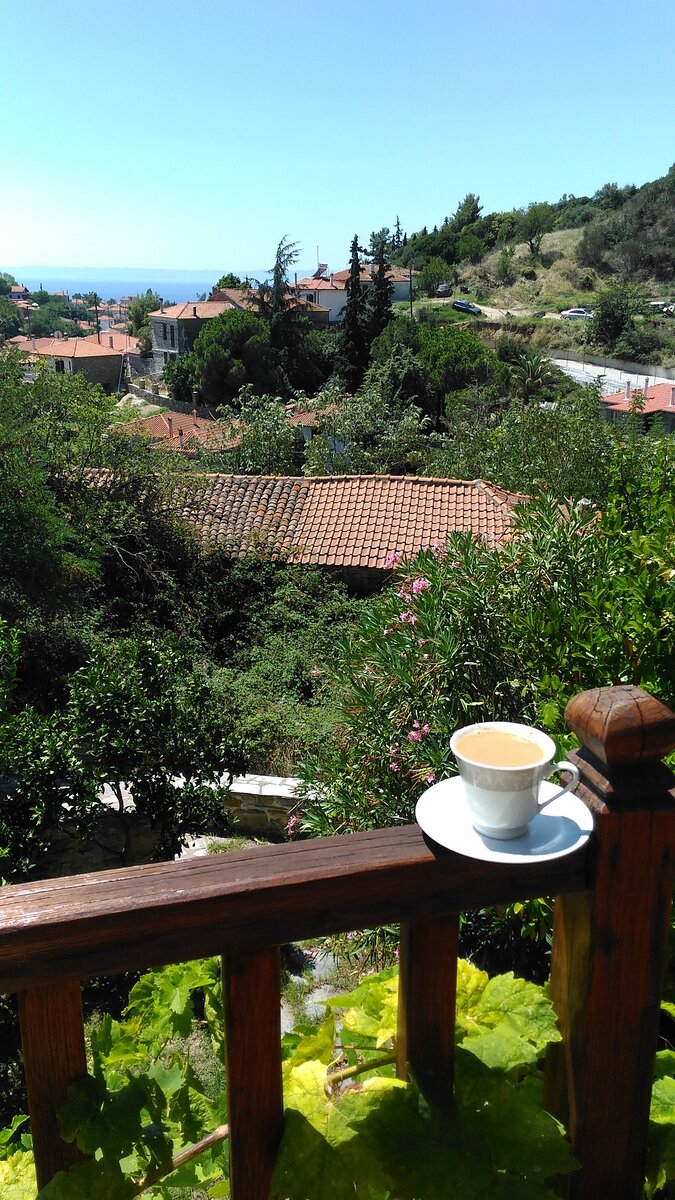 Греческий кофе на древнем греческом балконе. Старый город Никити с видом на море.