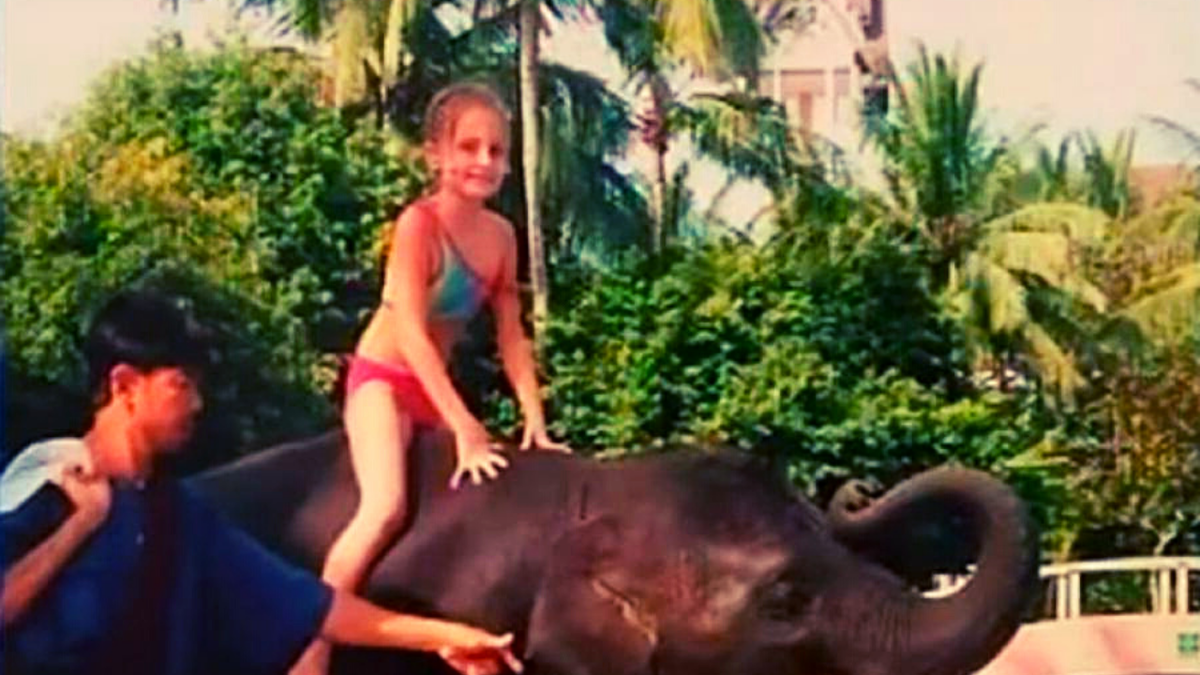 Девочка и предположить не могла, что этот слонёнок спасёт ей жизнь.