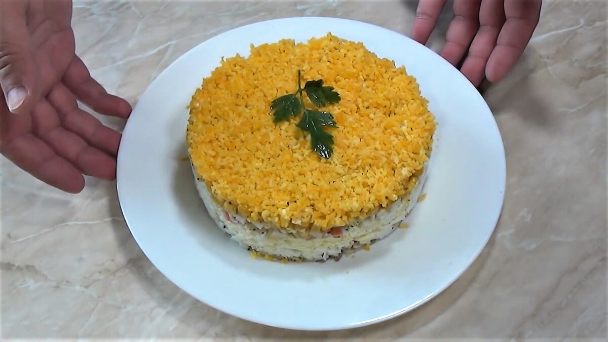 Салат нежность с бананом и курицей слоями