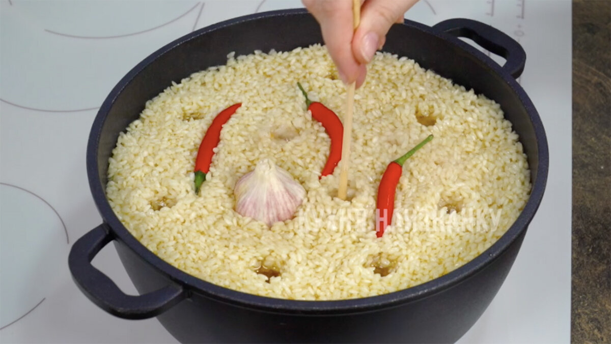 Плов из куры. Дырки в плове зачем. Кухня наизнанку рецепт плова. Кухня наизнанку плов. Канал кухня наизнанку рецепты из кастрюли риса.