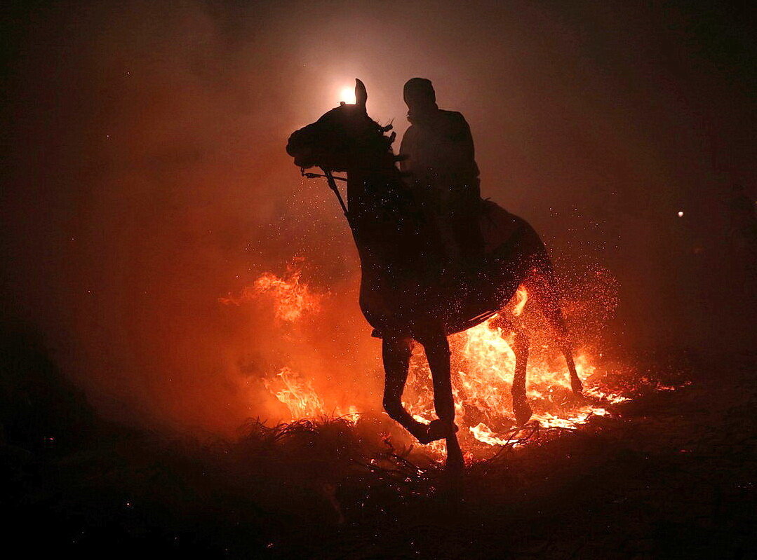 Фестиваль Las Luminarias в деревне Сан-Бартоломе-де-Пинарес, Испания. Фото: REUTERS