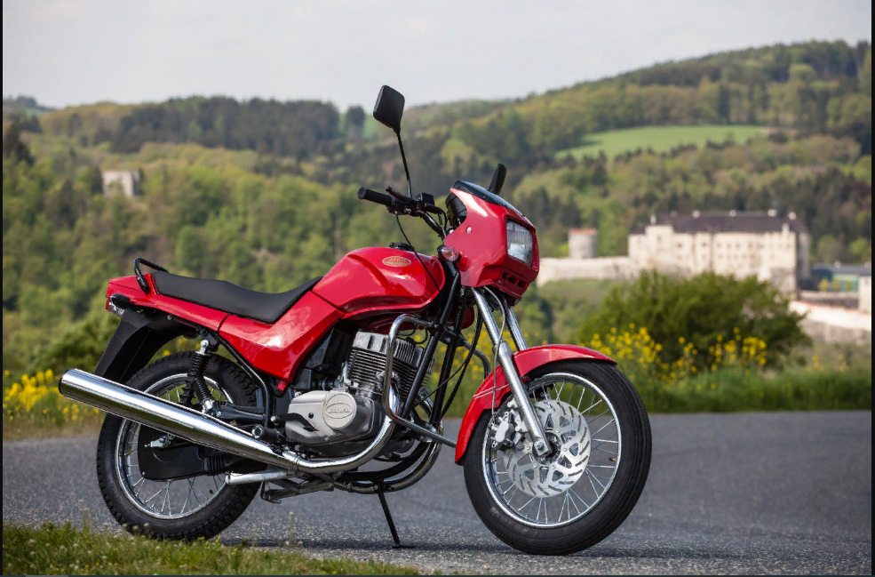 Скриншот с сайта https://www.jawa.eu/data/filecache/ec/3.jpg Изображен мотоцикл JAWA 350 2T Style