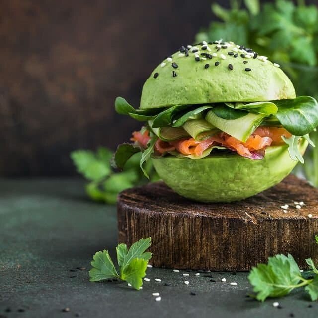 Бургеры с лососем и авокадо 🍔