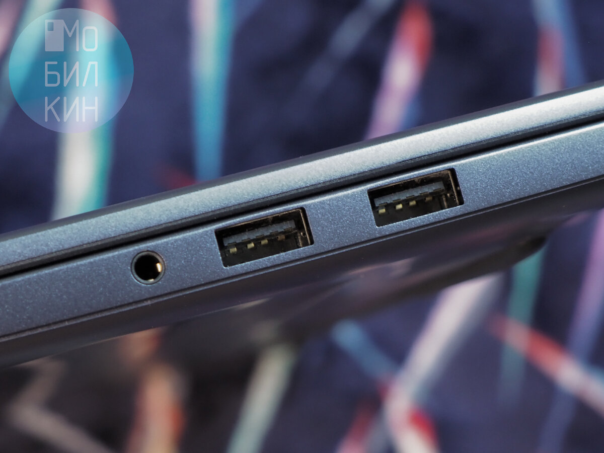 Справа – два USB-A 2.0 и 3.5-мм джек.
