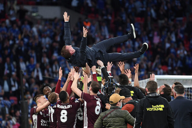 Брендана Роджерса подбрасывают футболисты Лестер Сити.