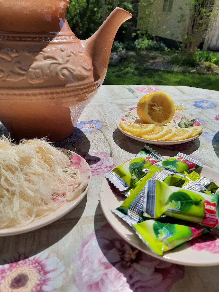 на столе лакомство