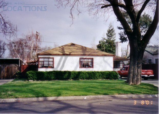 Джордж Лукас вырос в калифорнийском городе Модесто и всегда считал, что у него было очень безрадостное детство. Строгий отец постоянно унижал и ругал сына, называл лодырем, но при этом рассчитывал, что именно Джордж продолжит заниматься семейным бизнесом (семья Лукасов владела довольно прибыльным канцелярским магазином). Но у Лукаса-младшего были другие планы на собственную жизнь. Как и Спилберг, он с детства любил смотреть телевизионные шоу и еще в школе решил, что станет режиссером (впрочем, уже в зрелом возрасте он эту раннюю влюбленность в кино стал отрицать). Отец был против, и в итоге Лукас ушел из дома еще до поступления в киношколу. Каким-то удивительным образом, несмотря на все унижения в семье и в школе, а также не слишком крепкое здоровье (Лукас в школе часто болел и мало занимался спортом), Джорджу удалось перенять от строптивого отца некоторые черты — решительность и упертый характер. Эти качества в дальнейшем помогут ему побороть многие личные невзгоды и, особенно, профессиональные неудачи.