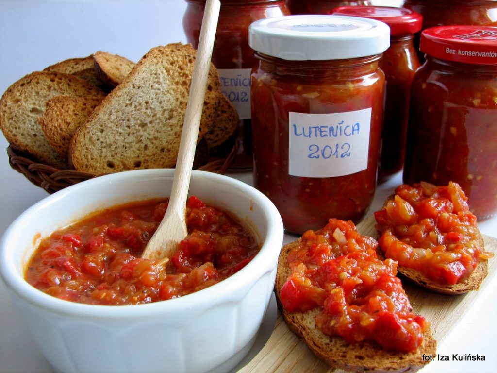 Фото Iza Kulińska. Источник https://timetravelbee.com/food/bulgarian-lyutenitza/.