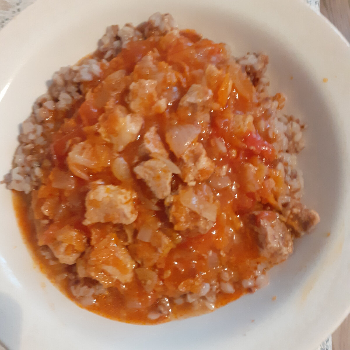 Приготовила гуляш с гречневой кашей.