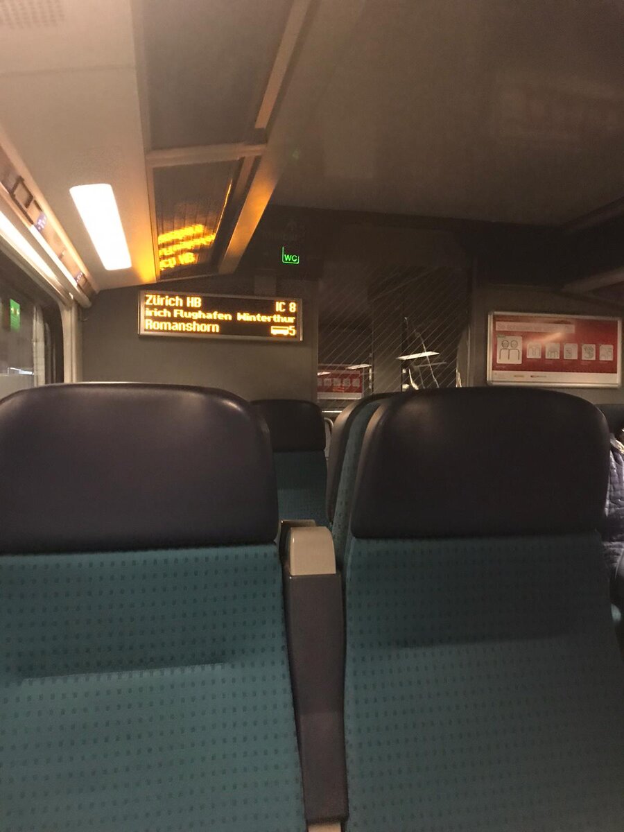 Это двухэтажные поезда, двери все открываются автоматически, за 50 минут можно доехать из Берна до Цюриха. На втором этаже очень красивые виды в панорамных окнах, но когда тяжелый чемодан в руках, то тащить его наверх сложновато, приходиться довольствоваться первый этажом.