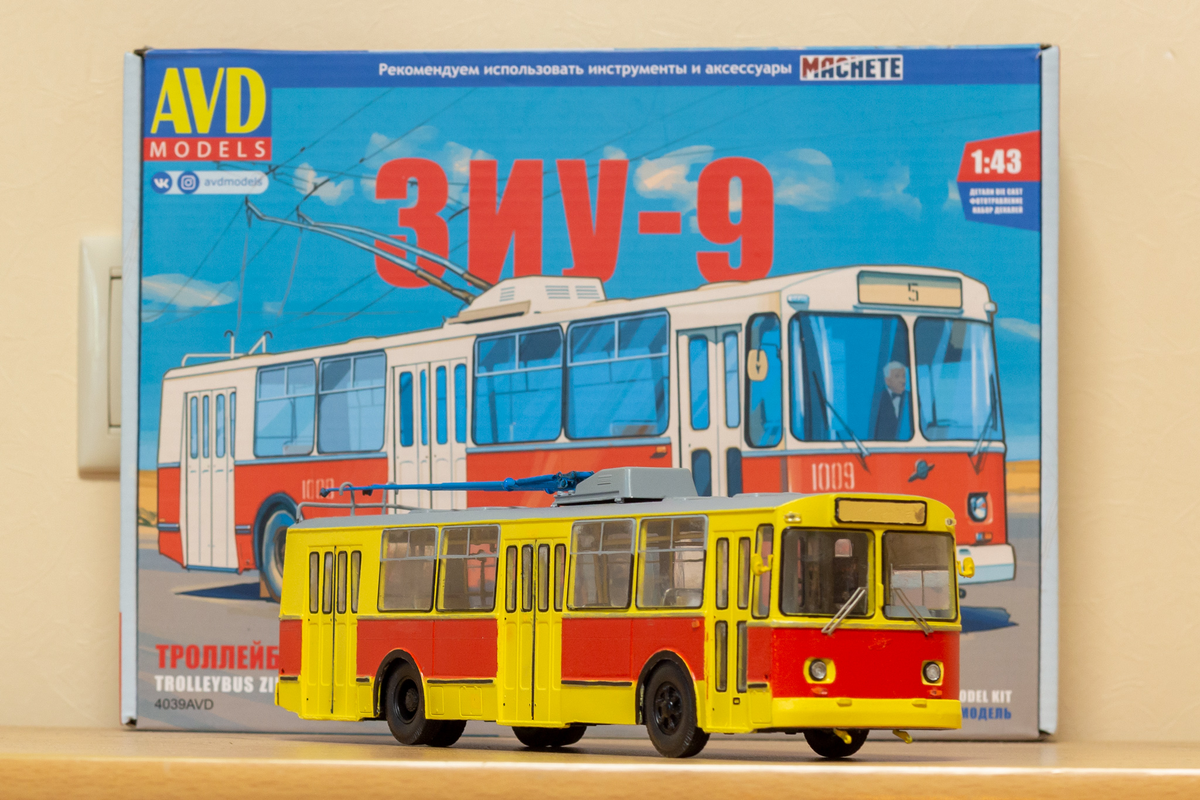 Собранный ЗиУ-682 на фоне своей коробки