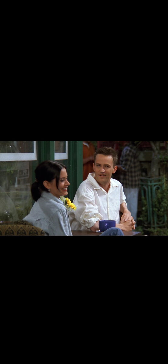 Чендлер удивлен реакцией Моники. Сериал Друзья. Скриншот