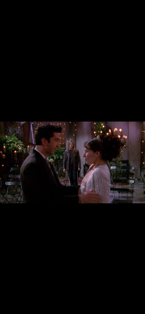 Видеть невесту в свадебном платье до церемонии-очень плохая примета... Сериал Друзья. Скриншот