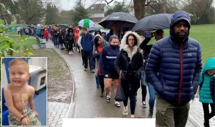 Источник: https://www.reddit.com/r/interestingasfuck/comments/nj9b6v/record_4855_people_stand_in_the_rain_for_hours_to/