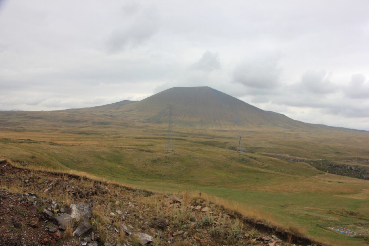 Движемся к Селимскому перевалу. Вулкан Армаган, высотой 2829 метров. Скоро поделюсь впечатлениями о восхождении к его вершине.