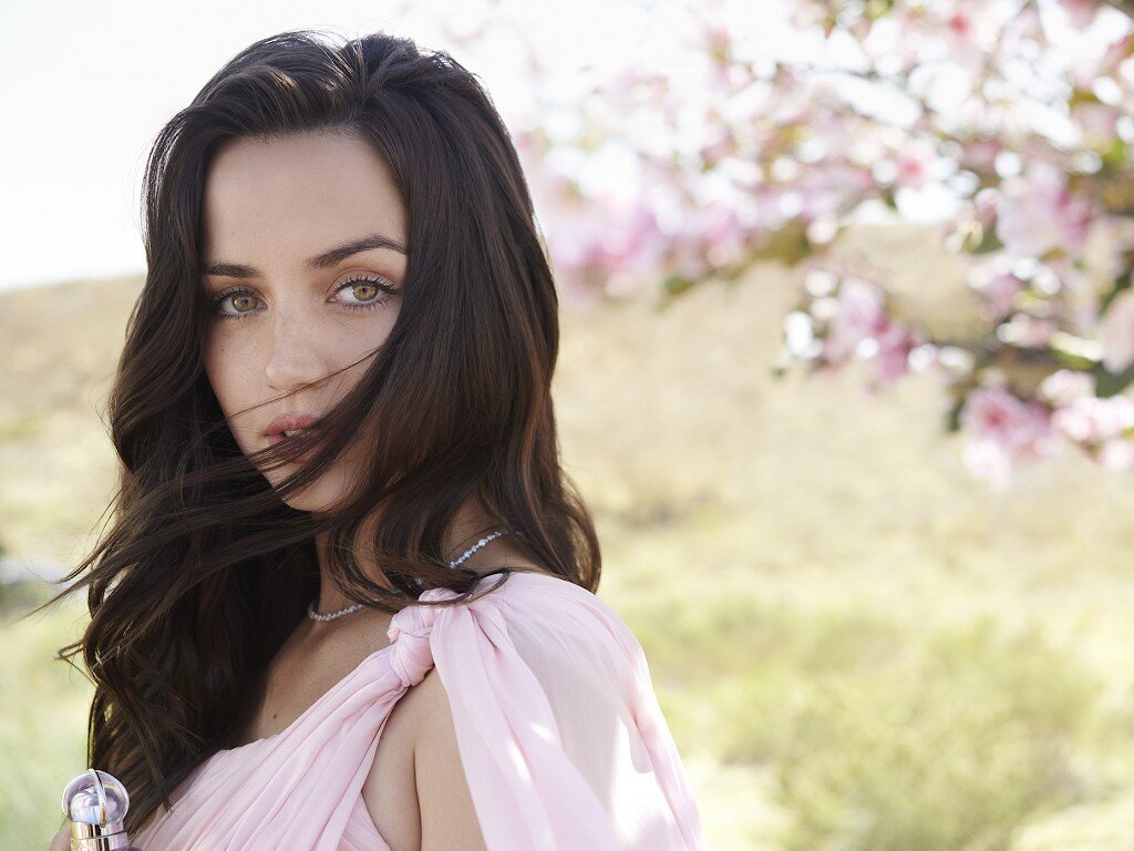 Актриса Ана де Армас в рекламной кампании Beautiful Magnolia Estée Lauder 