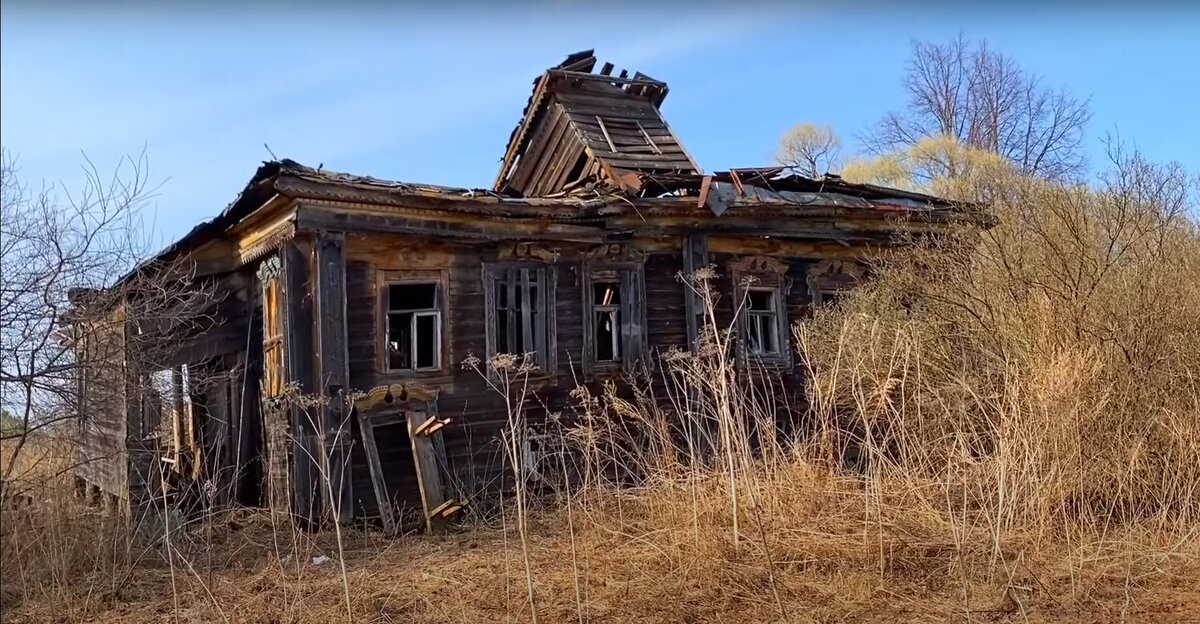 Старинный, резной дом.