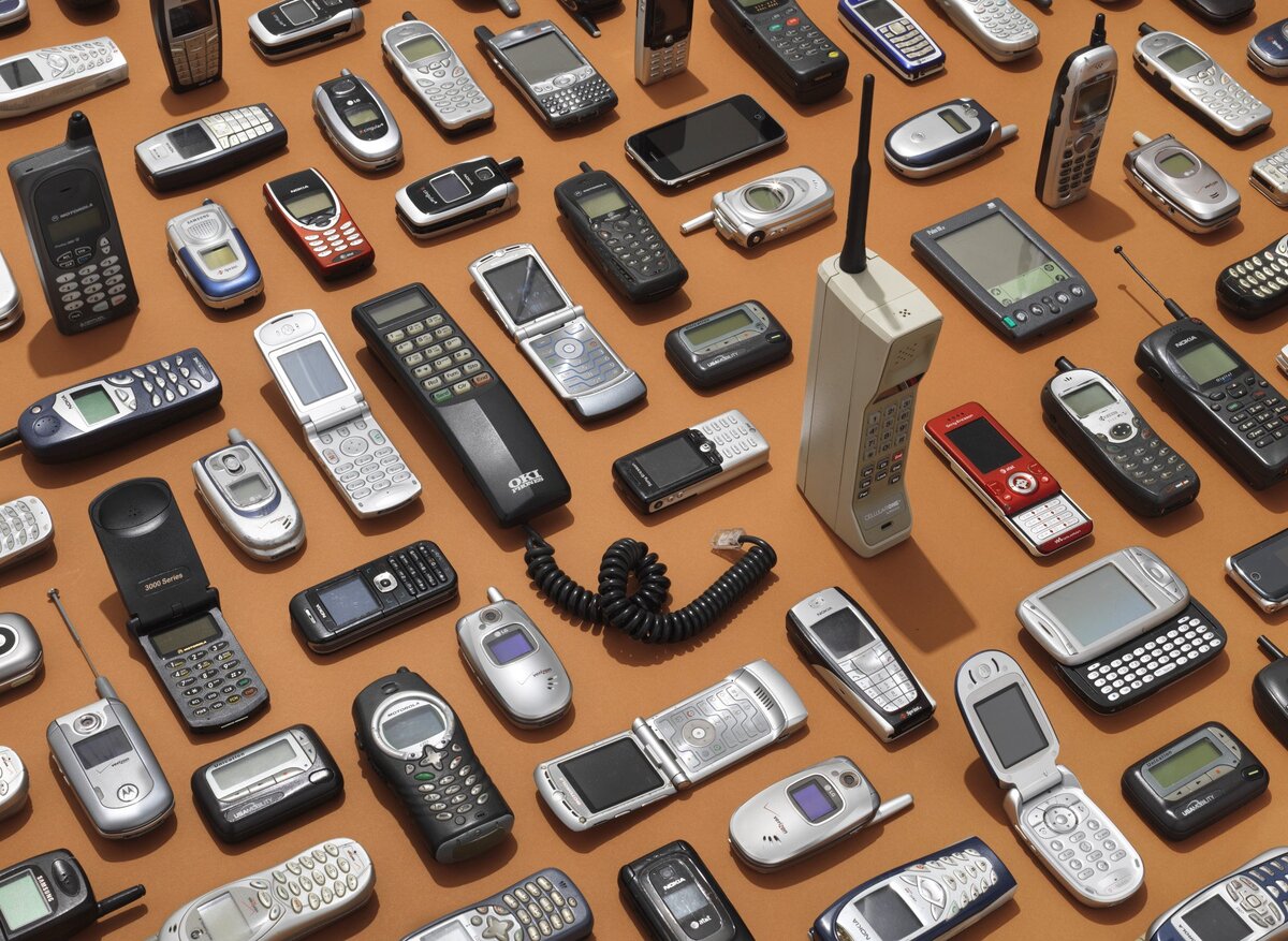 Телефон именно. Сотовый телефон. Старые мобильники. Много телефонов. Старые мобильные телефоны.