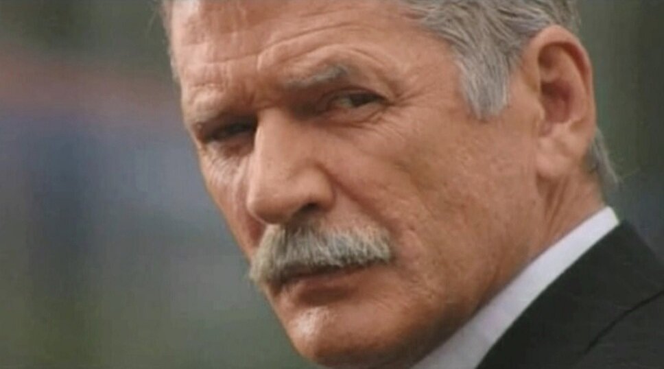 Всеобщее обожание этого артиста лично у меня всегда вызывало удивление. Смазливым красавцем он не был. Выдающимся актером его тоже назвать нельзя.-6