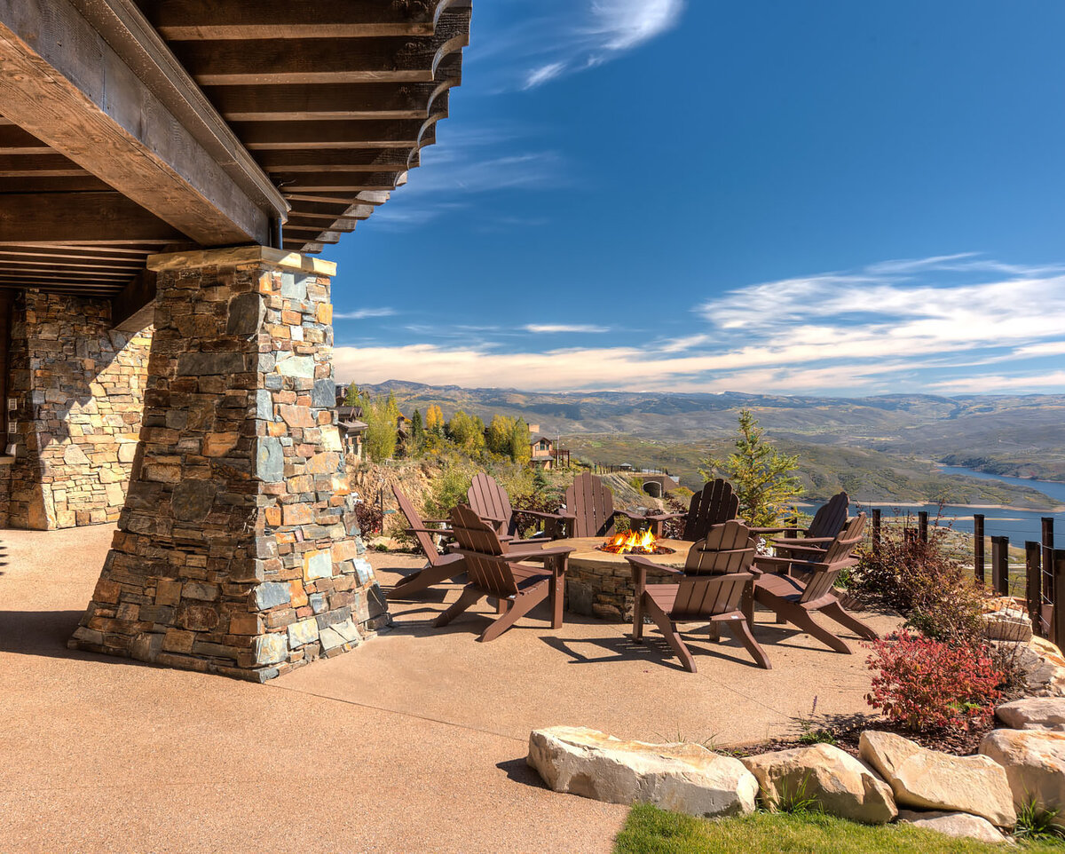 Дом на склоне, терраса с костровищем.