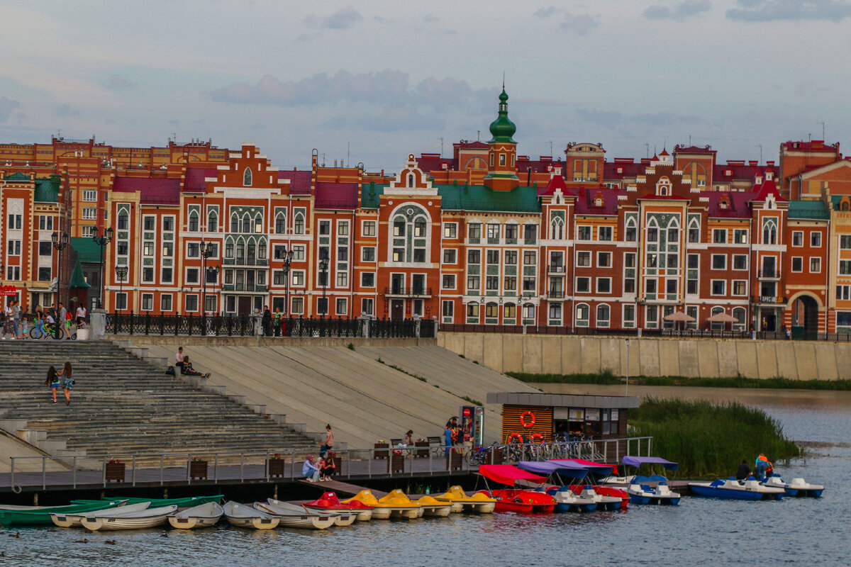 Набережная Брюгге в Йошкар-Оле, где стоит памятник. Фото Автора 