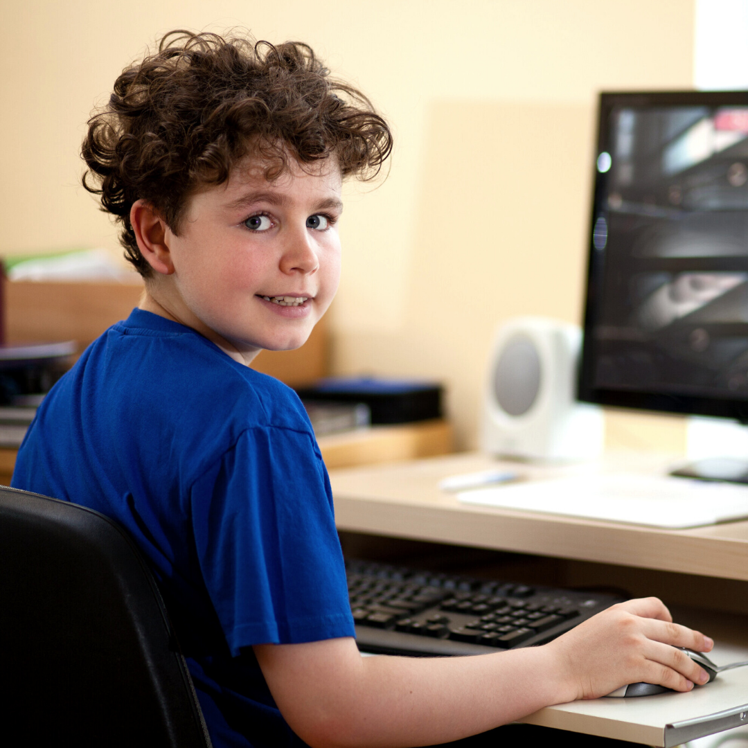 Играющий в компьютерные игры. Мальчик играет в компьютер. Мальчик играющий в компьютер. Ребенокиграющив компьютер. Хобби компьютерные игры.