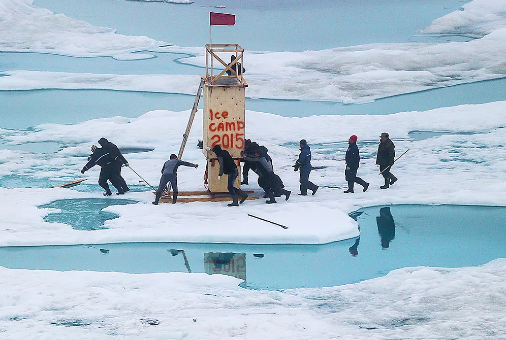 Жизнь людей в арктике. Дрейфующая Полярная станция 2015. Полярные станции в Арктике. Полярная станция Северный полюс. Полярная дрейфующая станция Северный полюс.