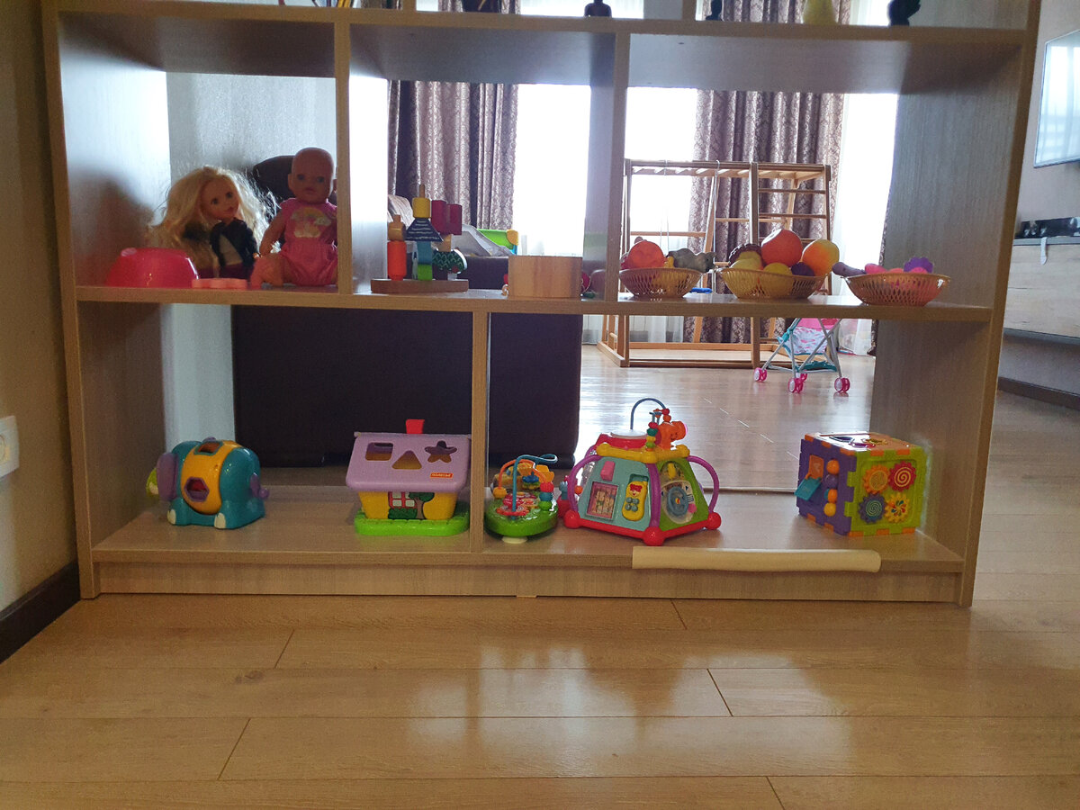 Полки с игрушками в гостинной. В детской игрушки храняться в шкафах и выдаются по просьбе ребенка