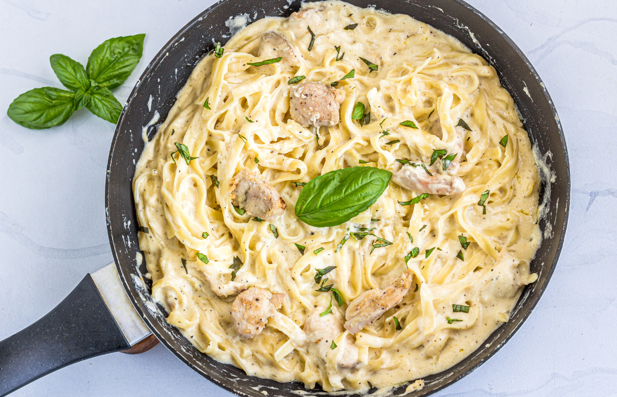 Fettuccine Alfredo Chicken. Паста тальятелле Альфредо. Паста Чикен Альфредо. Паста с курицей в сливочном соусе.