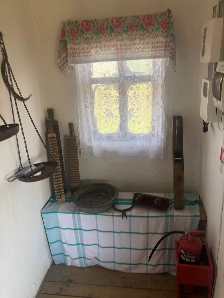 Сени в хате атамана.