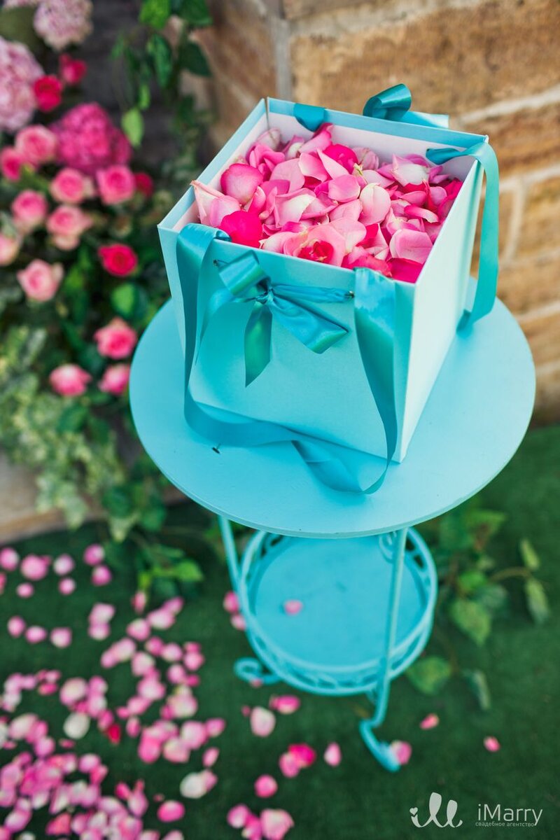 Что подарить гостям на свадьбу: идеи для пар