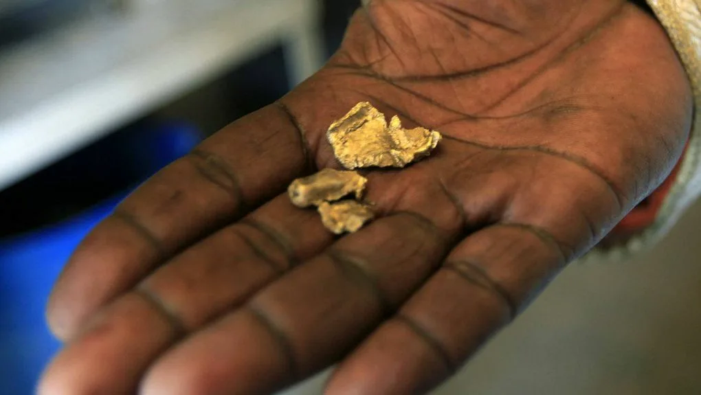 Почему нельзя золото мужчинам. Добыча золота в ЮАР. Буркина Фасо золотодобыча. Добыча золота в Африке. Добыча россыпного золота.
