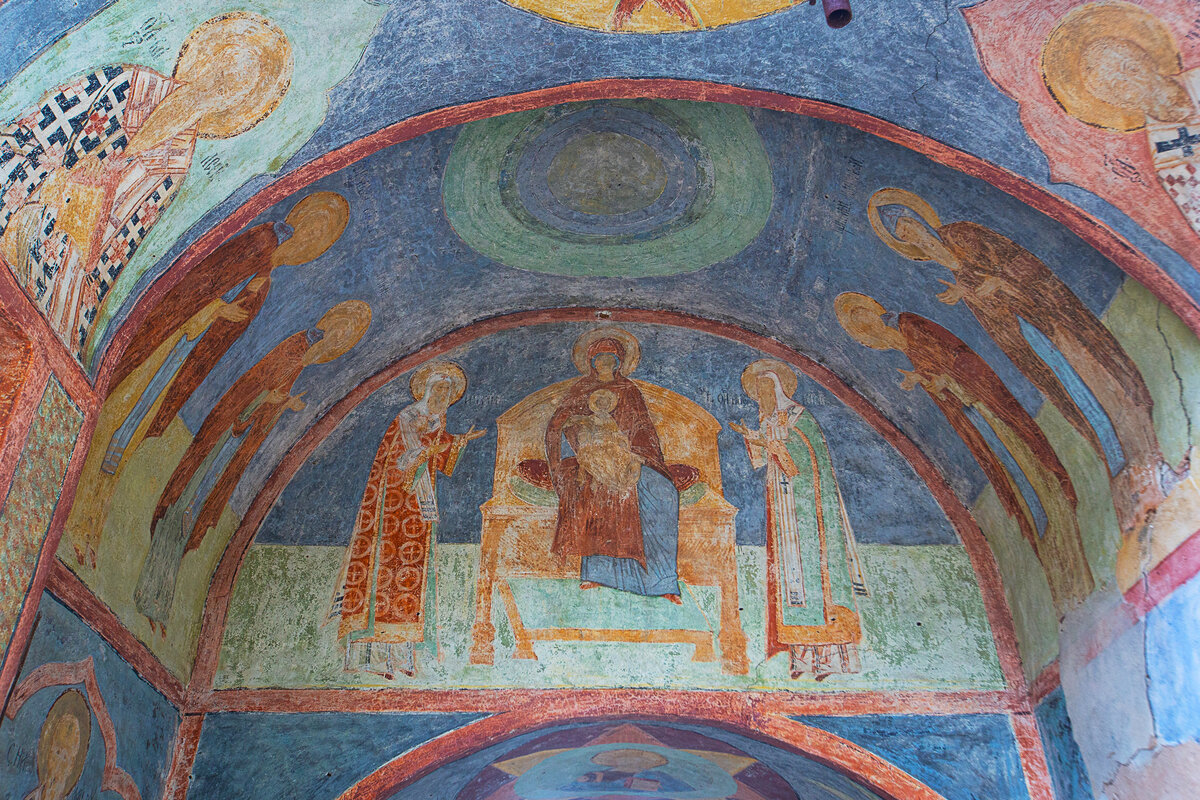 Роспись Святых ворот Кирилло-Белозерского монастыря. Вологодская область. Фото автора статьи  