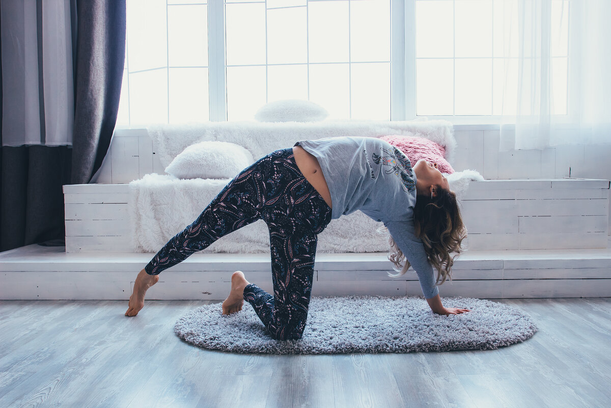 Чтобы раскрыться в практике необходимо погружать внимание внутрь себя, постепенно, уходят зажимы, блоки, и ты начинаешь чувствовать своё тело и энергию, которую оно проводит