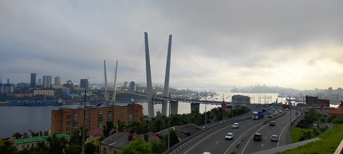 Оцените ландшафт. Снимок сделан с земли, а не со здания. И такой почти весь город.