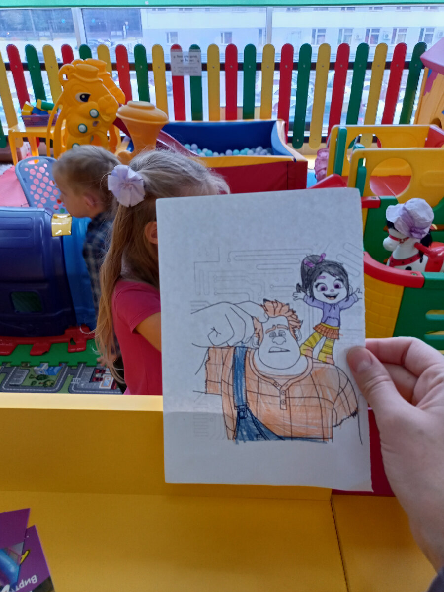 с детьми занимаются, есть возможность попрыгать и порисовать.