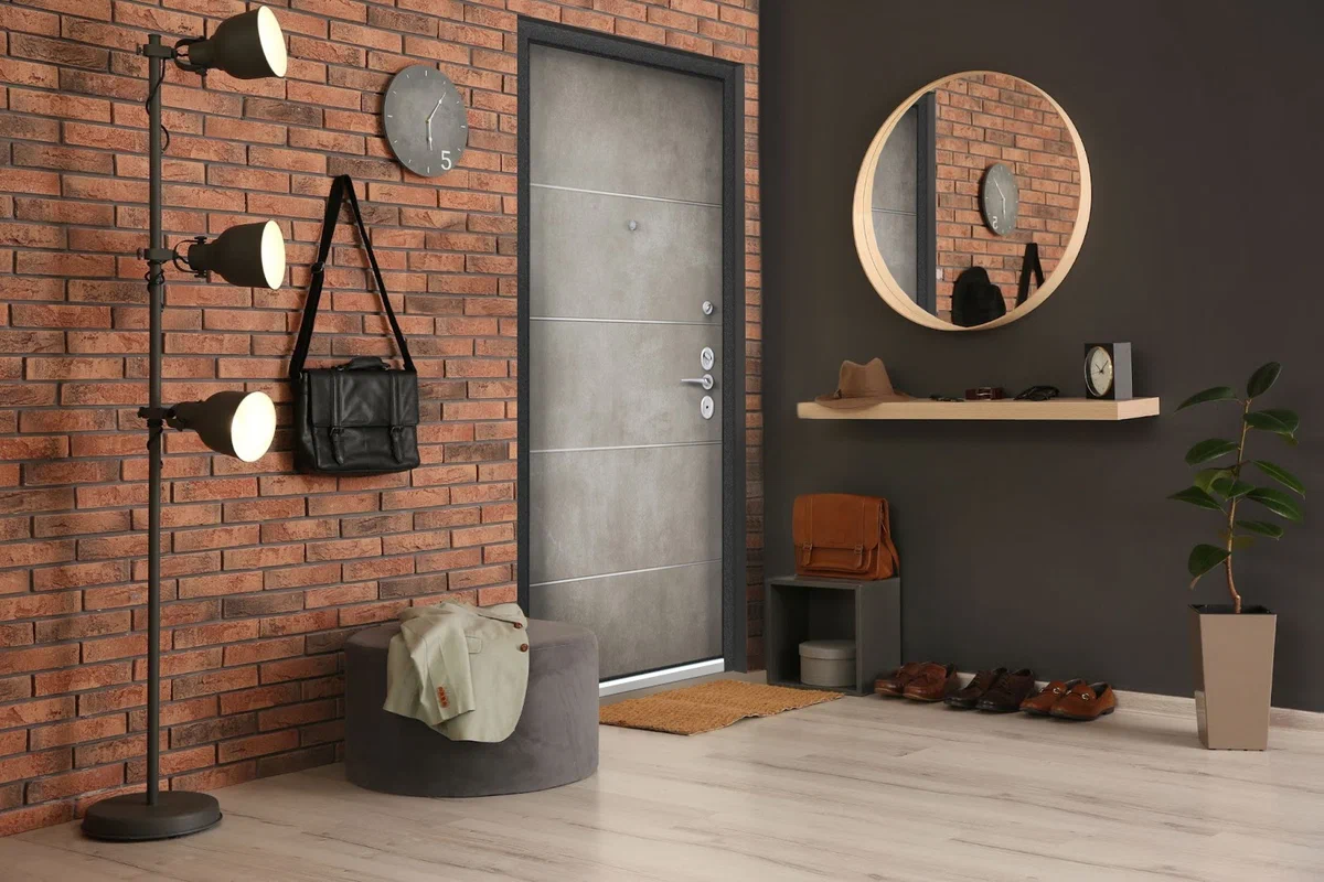 Сочетание кирпича и бетона в прихожей