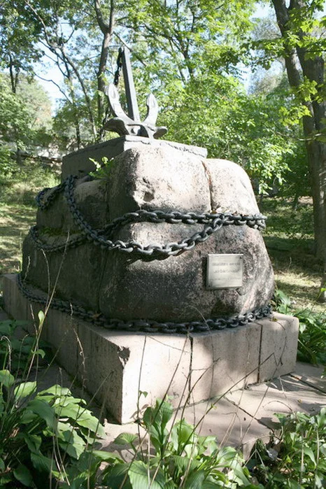 1897, 28 октября (9 ноября) по старому стилю: Во Владивостоке на добровольные пожертвования сооружен памятник шхуне «Крейсерок».