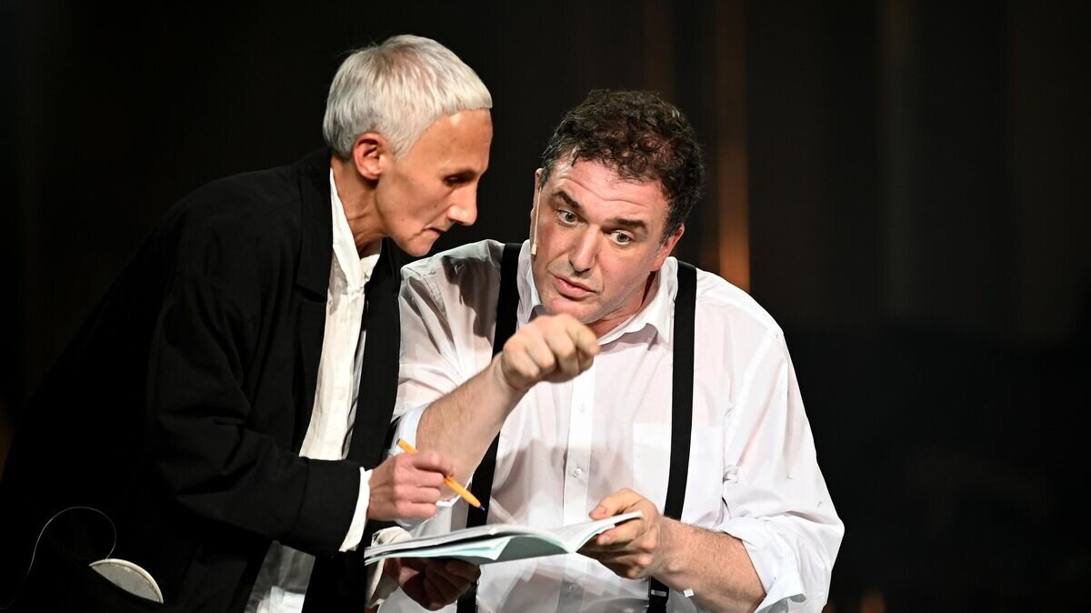    Роза Хайруллина в роли Чарли Чаплина и Максим Виторган в роли Соломона Михоэлса в сцене из спектакля "Двое" режиссера Дмитрия Крымова в Музее Москвы.© РИА Новости / Екатерина Чеснокова