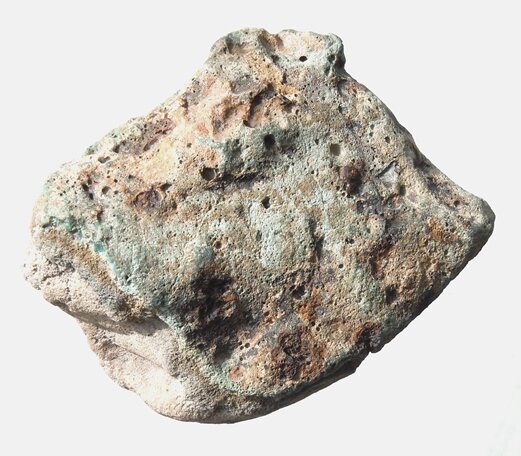 Этот осколок как бы сердолика уже известен множеству читателей Википедии, а благодаря копирайтерам, ещё и большему их количеству. Но сейчас он определяется как кварц, подвергнувшийся воздействию огнём.-48