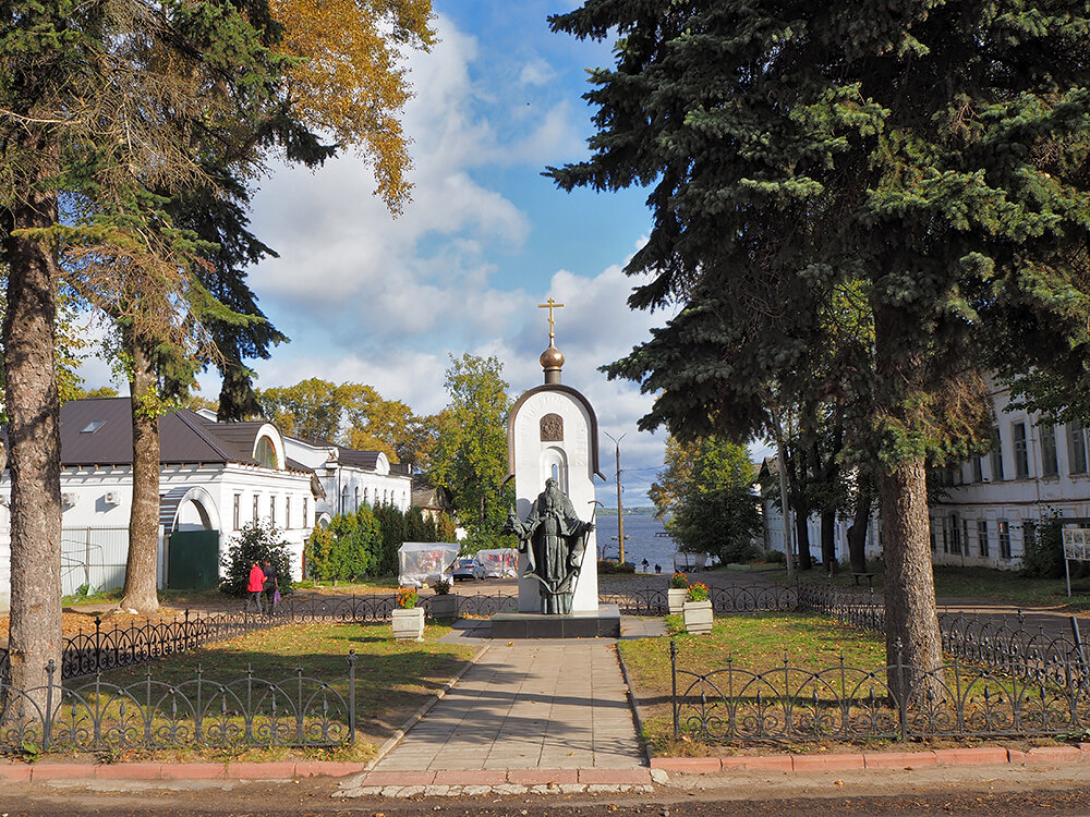 Памятник Макарию Калязинскому.