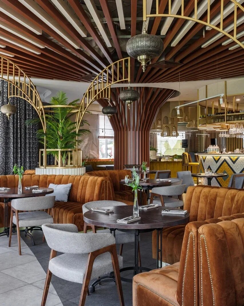 Интерьер «Чайхона №1 Vasilchuki» в ТЦ «Шоколад» был разработан архитектором Анастасией Крымовой и ее командой Anker studio [ www.ankerstudio.ru ]. 